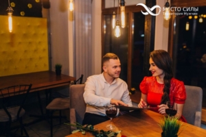 Парень и девушка в кафе