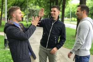 Мужчина встречается с друзьями