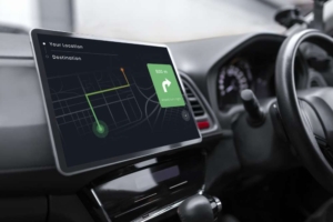 мужчина устанавливает GPS-трекер в машину женщины