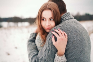 Женщина с холодным лицом отворачивается от мужчины