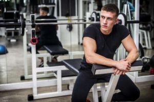 Мужчина в спортзале
