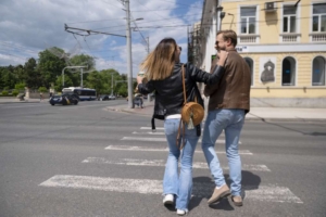 Женщина идёт по улице с другим мужчиной