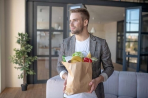 Парень с пакетом продуктов