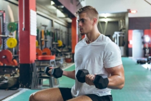 Мужчина в спортивной форме интенсивно тренируется